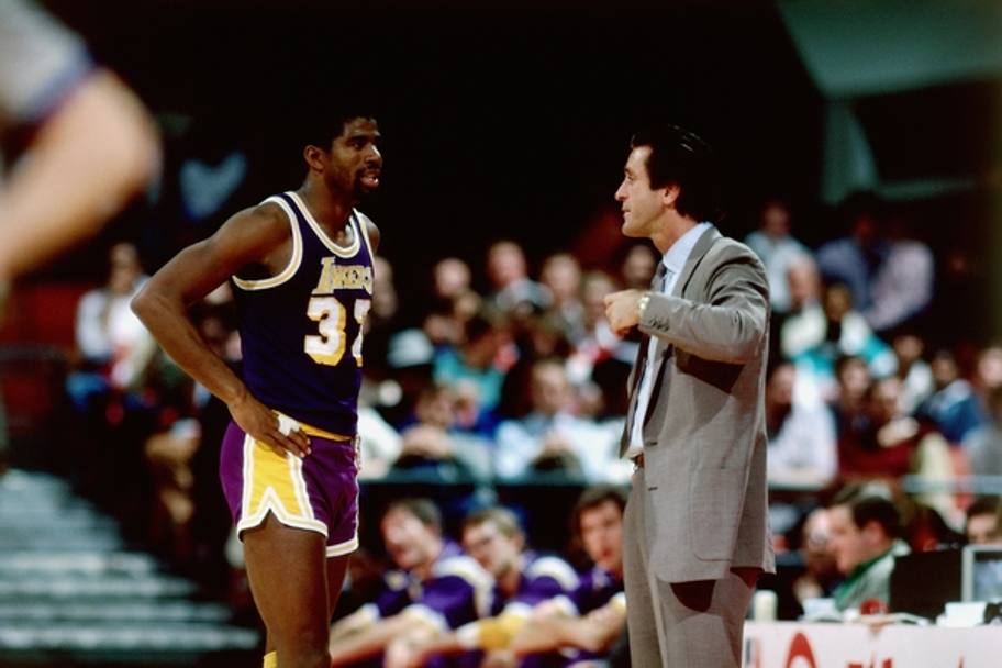 Riley passa da opinionista nelle partite dei Lakers alla panchina, debuttando come head coach gialloviola nel 1981. E&#39; l&#39;inizio dello Showtime